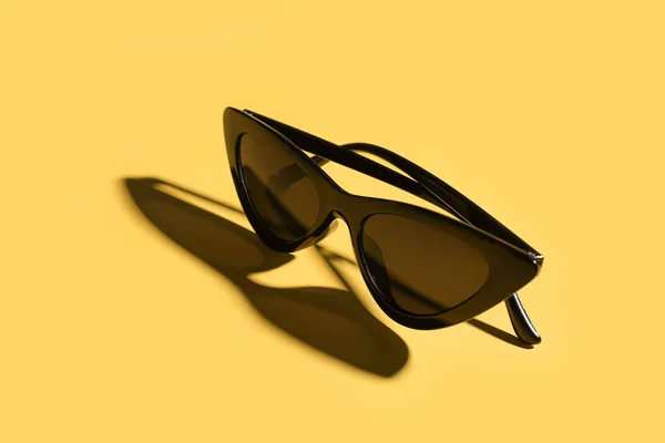 黄色背景的时髦太阳镜 — 图库照片