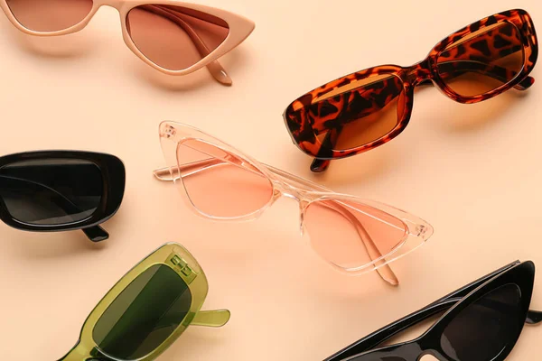 Bej Arkaplanda Şık Güneş Gözlükleri — Stok fotoğraf