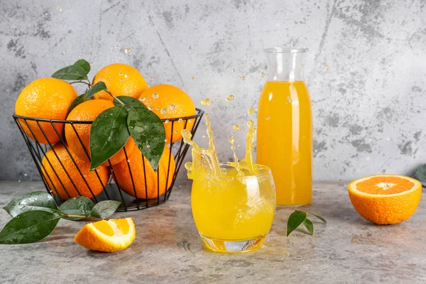 Verre Jus Orange Savoureux Avec Éclaboussures Fruits Frais Sur Table — Photo