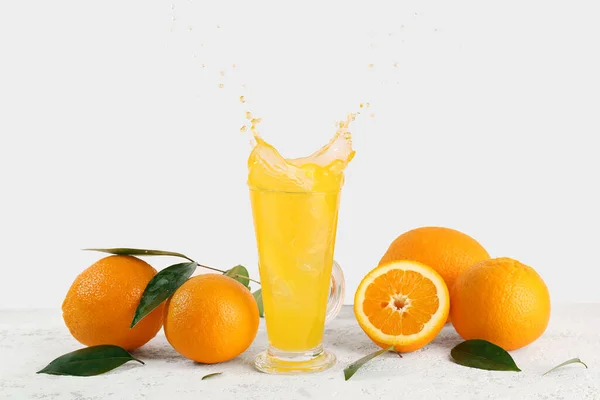 Coupe Verre Jus Orange Savoureux Avec Éclaboussures Fruits Frais Sur — Photo