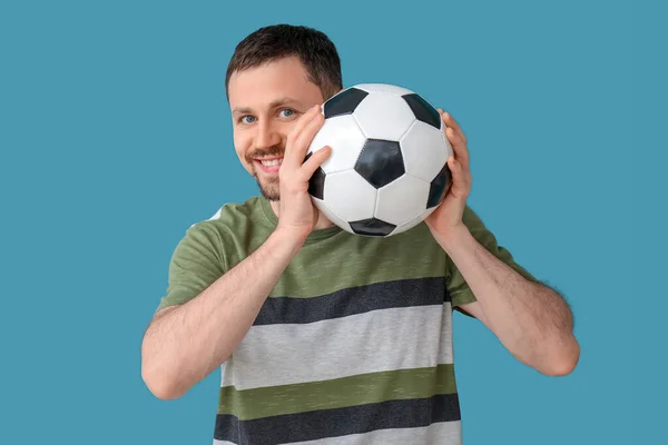 Homme Avec Ballon Football Sur Fond Bleu — Photo