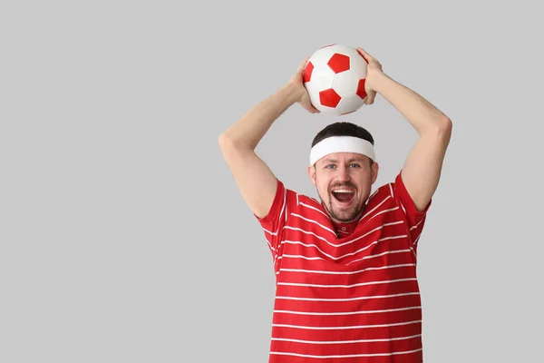 Glücklicher Mann Mit Fußball Auf Hellem Hintergrund — Stockfoto