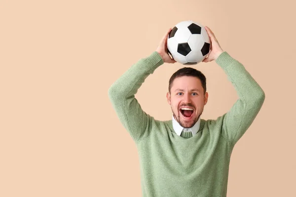 Hombre Feliz Con Pelota Fútbol Sobre Fondo Beige — Foto de Stock