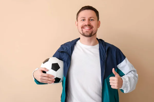 Uomo Felice Con Pallone Calcio Mostrando Pollice Sfondo Beige — Foto Stock