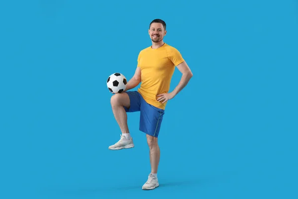 Uomo Che Gioca Calcio Sfondo Blu — Foto Stock