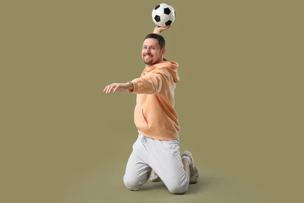 Щасливий Чоловік Футбольним Ячем Кольоровому Фоні — стокове фото