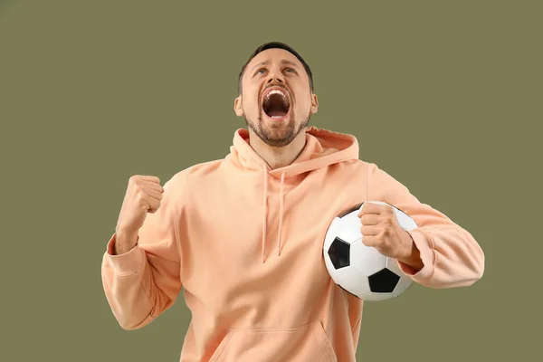 Urlando Uomo Con Pallone Calcio Sfondo Colore — Foto Stock