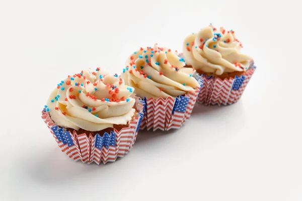 Smaklig Usa Patriotiska Muffins Isolerad Vit Bakgrund Amerikanska Självständighetsdagen — Stockfoto