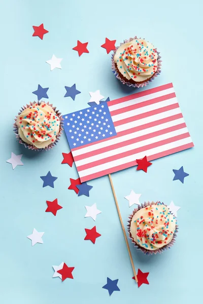 アメリカの国旗と青い背景の星が入ったおいしい愛国的なカップケーキ アメリカ独立記念日 — ストック写真