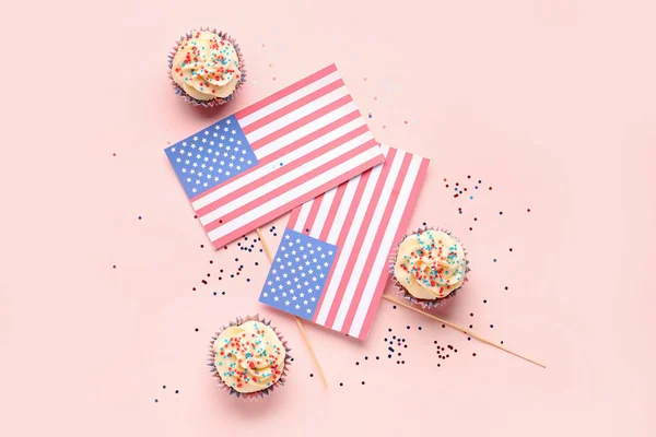 ピンクの背景にアメリカの国旗が入ったおいしい愛国的なカップケーキ アメリカ独立記念日 — ストック写真