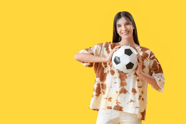 Mujer Joven Con Pelota Fútbol Sobre Fondo Amarillo — Foto de Stock