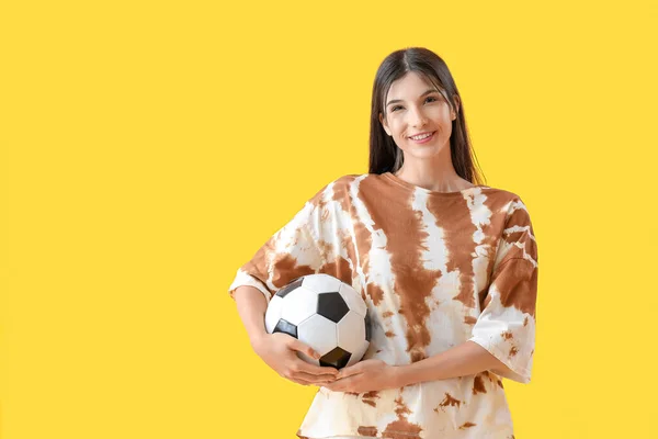 Jeune Femme Avec Ballon Football Sur Fond Jaune — Photo
