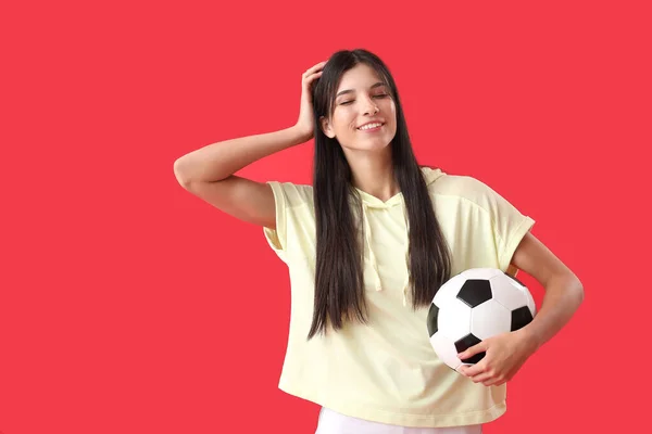Mujer Joven Con Pelota Fútbol Sobre Fondo Rojo — Foto de Stock
