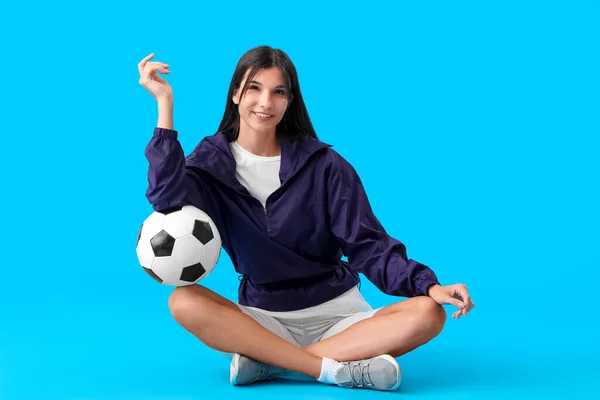 Молодая Женщина Футбольным Мячом Синем Фоне — стоковое фото