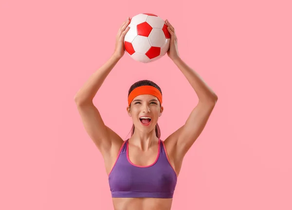 Mulher Emocional Desportiva Com Bola Futebol Fundo Rosa — Fotografia de Stock
