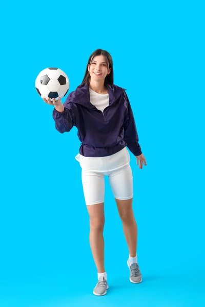 Młoda Kobieta Piłką Nożną Niebieskim Tle — Zdjęcie stockowe