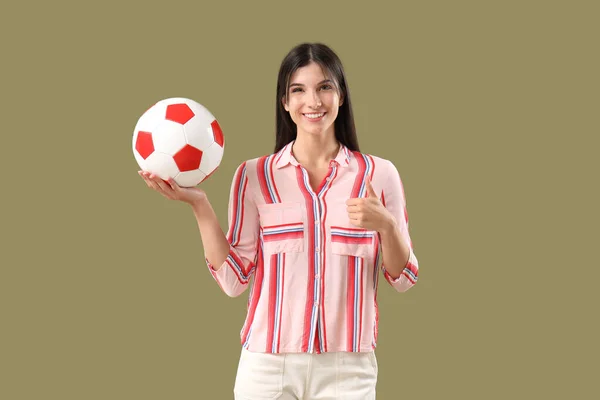 Giovane Donna Con Pallone Calcio Mostrando Pollice Sullo Sfondo Colore — Foto Stock