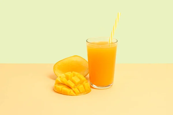 Glas Frischer Mango Smoothie Auf Farbigem Hintergrund — Stockfoto