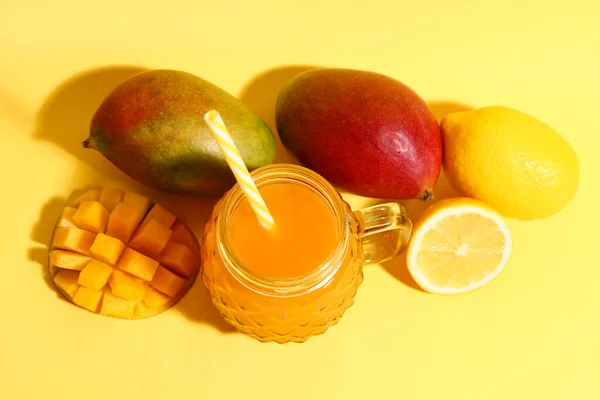 Słoik Mason Świeżego Koktajlu Mango Cytryny Pomarańczowym Tle — Zdjęcie stockowe