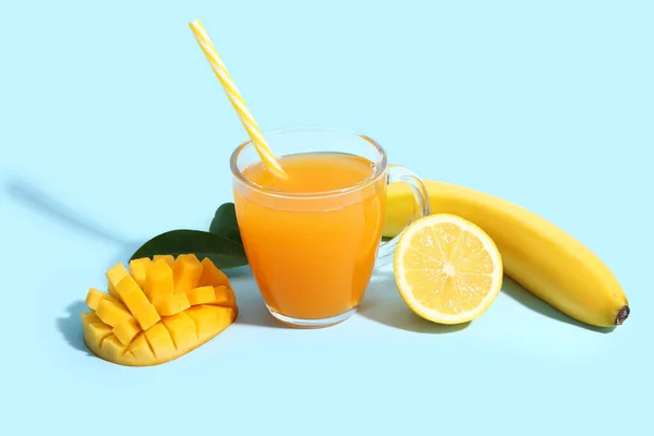 Glas Frischer Mango Smoothie Und Früchte Auf Blauem Hintergrund — Stockfoto