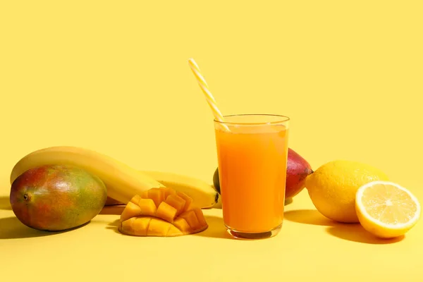 Glass Fresh Mango Smoothie Fruits Orange Background — Stock Photo, Image