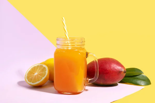 Einmachglas Mit Frischem Mango Smoothie Und Zitrone Auf Farbigem Hintergrund — Stockfoto