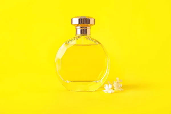 Güzel Leylak Çiçekleri Sarı Arka Planda Bir Şişe Parfüm — Stok fotoğraf