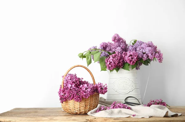 Proutěný Koš Zavlažovací Plechovka Krásných Šeříkových Květin Dřevěném Stole Bílé — Stock fotografie