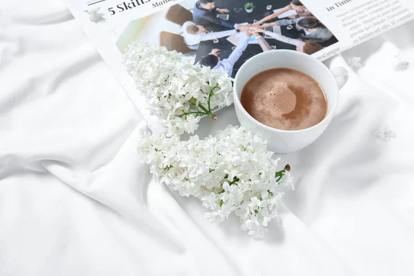 Beautiful Lilac Flowers Newspaper Cup Coffee Bed — Stock Photo, Image