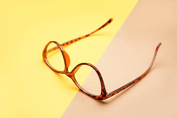 Stijlvolle Luipaard Bedrukte Brillen Kleur Achtergrond — Stockfoto