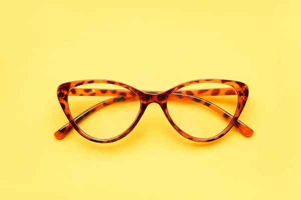 Snygg Leopard Tryckta Glasögon Gul Bakgrund — Stockfoto