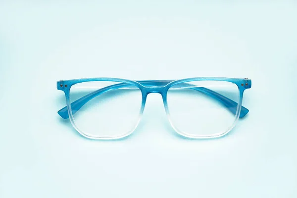 Nuevas Gafas Graduadas Degradadas Sobre Fondo Azul Pálido — Foto de Stock