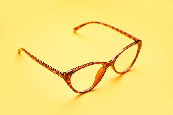 Elegante Leopardo Óculos Impressos Fundo Amarelo — Fotografia de Stock