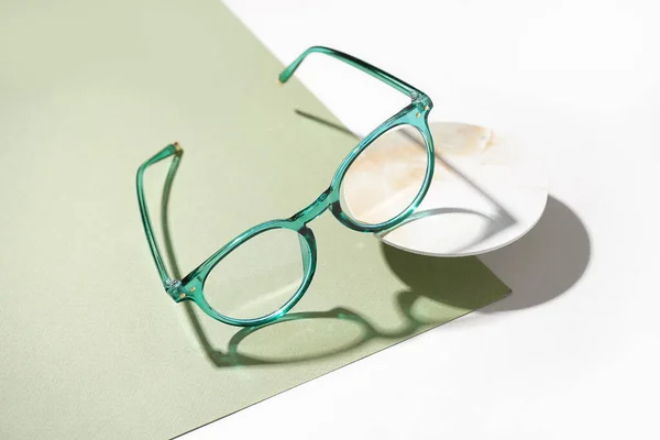 Ständer Mit Stilvollen Türkisfarbenen Brillen Auf Farbigem Hintergrund — Stockfoto