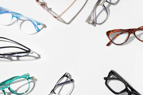 Rahmen Aus Vielen Verschiedenen Stylischen Brillen Auf Weißem Hintergrund — Stockfoto