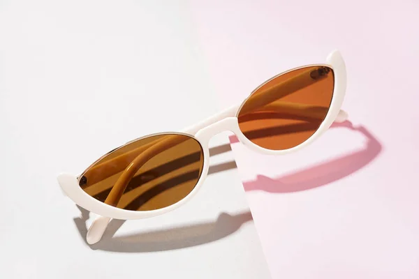 Stilvolle Weiße Sonnenbrille Auf Farbigem Hintergrund — Stockfoto