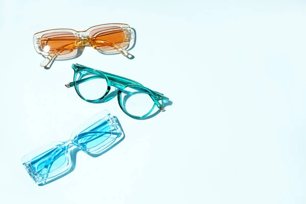 Soluk Mavi Arkaplanda Farklı Güneş Gözlükleri — Stok fotoğraf