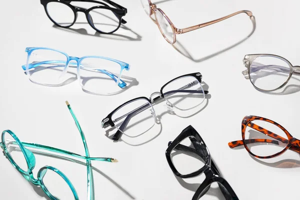 Muitos Óculos Elegantes Diferentes Fundo Branco — Fotografia de Stock