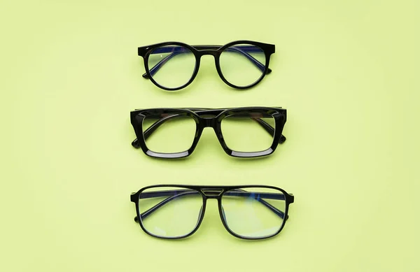 Óculos Pretos Diferentes Elegantes Fundo Verde — Fotografia de Stock