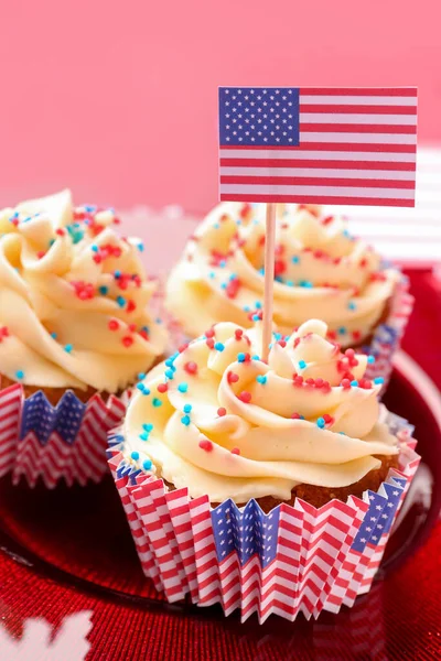 Tallrik Med Välsmakande Patriotiska Cupcakes Och Flagga Usa Röd Bakgrund — Stockfoto