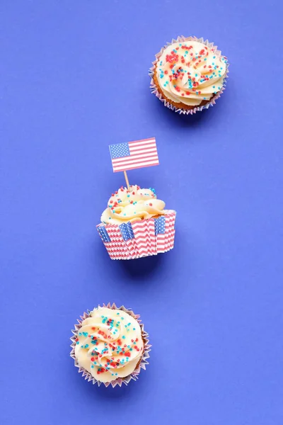 Chutné Vlastenecké Dortíky Vlajkami Usa Modrém Pozadí Americký Den Nezávislosti — Stock fotografie