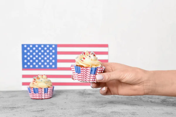 Mão Feminina Com Saborosos Cupcakes Patrióticos Bandeira Dos Eua Mesa — Fotografia de Stock
