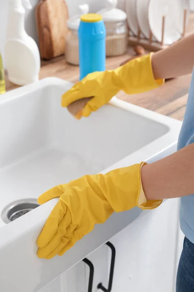 Kobieta Sprzątająca Zlew Gąbką Kuchni Zbliżenie — Zdjęcie stockowe