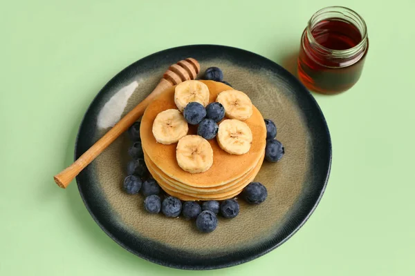 Teller Mit Süßen Pfannkuchen Banane Blaubeere Und Honig Auf Grünem — Stockfoto