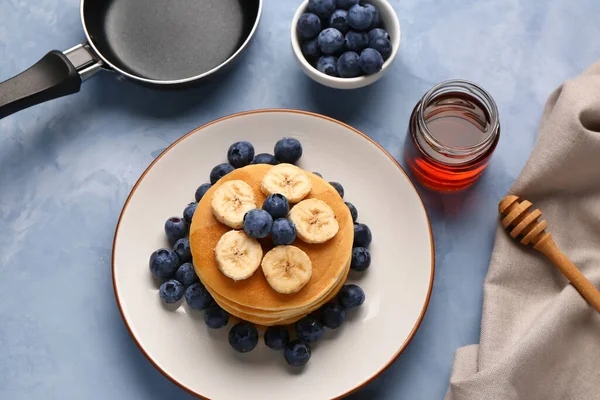 Teller Mit Süßen Pfannkuchen Honig Und Pfanne Auf Blauem Hintergrund — Stockfoto