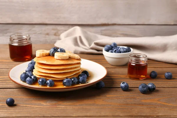 Teller Mit Süßen Pfannkuchen Banane Blaubeere Und Honig Auf Holztisch — Stockfoto