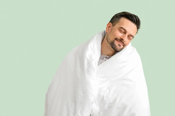 Bonito Homem Com Cobertor Macio Dormindo Fundo Verde — Fotografia de Stock