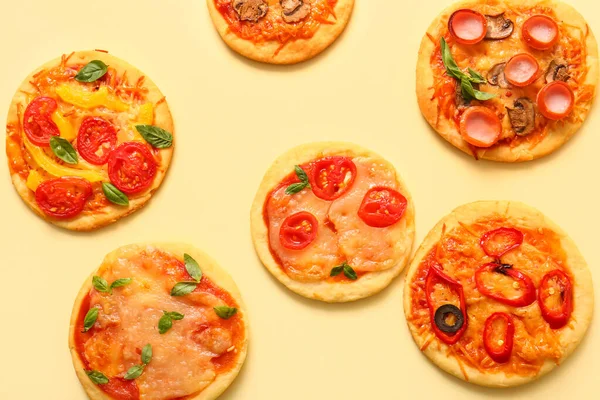 노란색 배경에 맛있는 피자들 — 스톡 사진