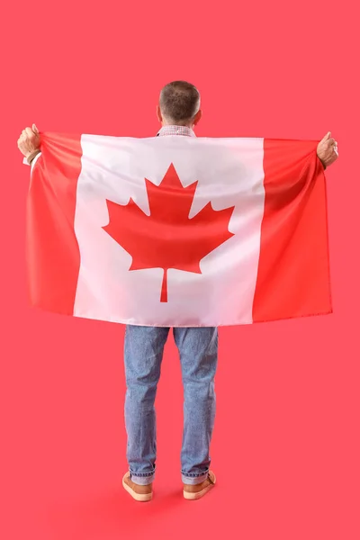 Starší Muž Vlajkou Kanady Červeném Pozadí Pohled Zezadu — Stock fotografie