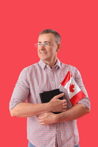 Uomo Maturo Con Bandiera Del Canada Sfondo Rosso — Foto Stock
